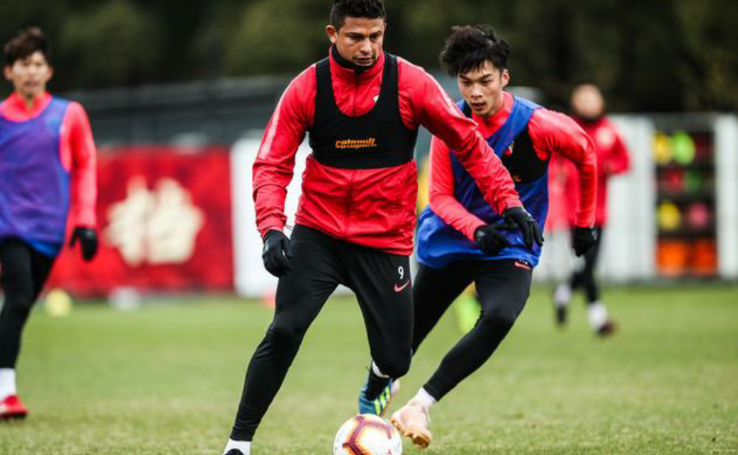 上海上港足球俱乐部开始冬训,球队备战2019赛