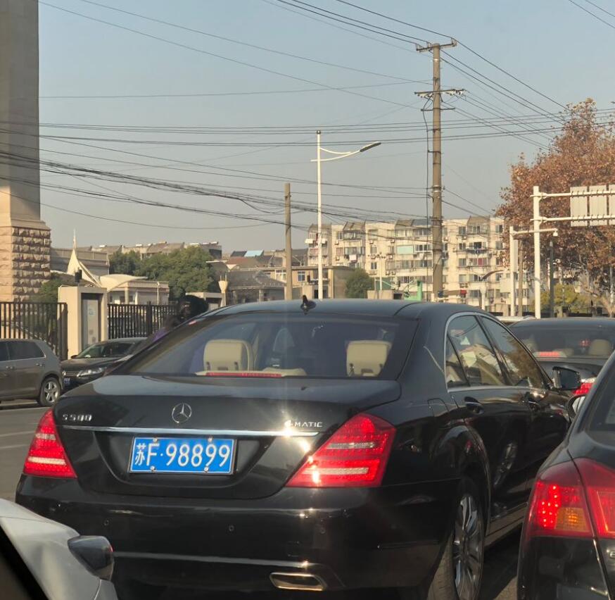 南通崇川区实拍奔驰S500L，车牌