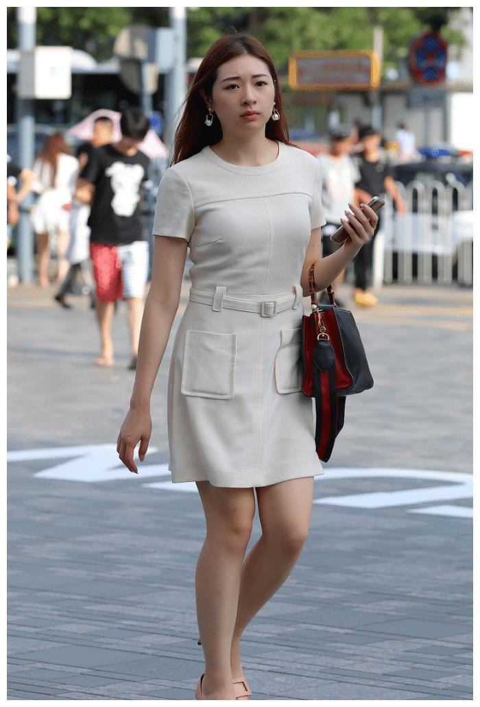 胖美女白色包臀裙真美,自信的展现自己的身材!