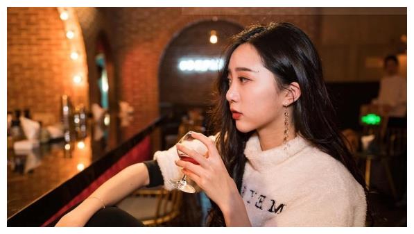 90后陪唱美女在ktvv美女1年,只休息了50天,晒出存款后富豪美女图片