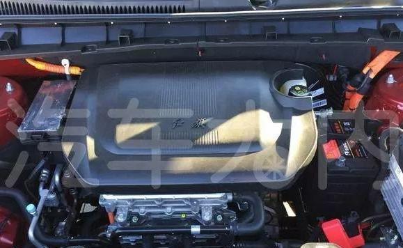 内饰酷似奥迪A六,两种续航版本,红旗E-HS三量产版实拍