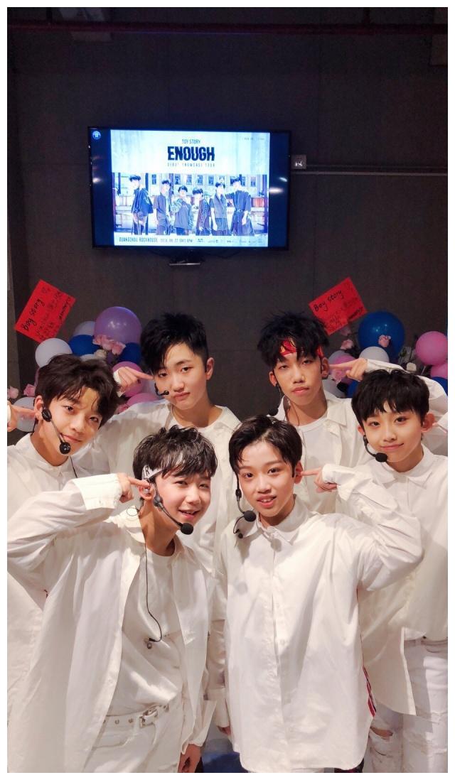 boystory成员生日,boystory贾涵予生日 段宜恩出席boystory成员贺鑫隆的生日会,这是一位最幸福的鸟宝宝