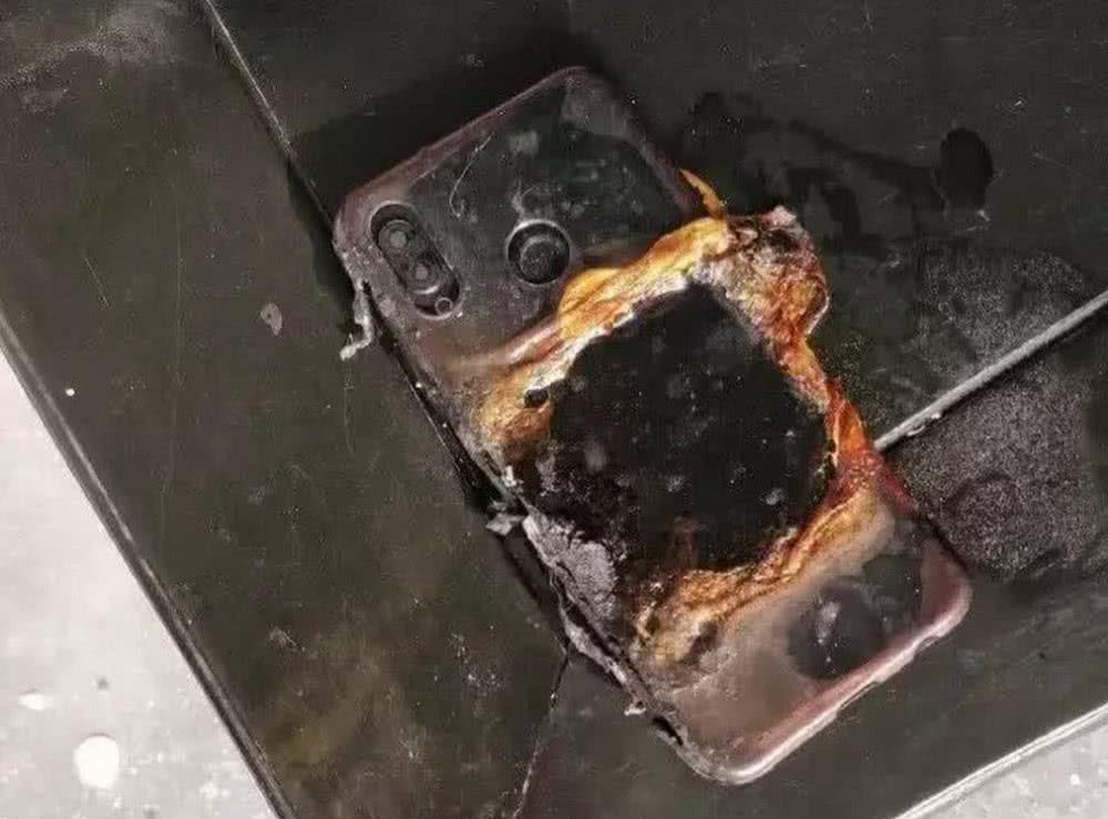 事实上,苹果,华为,小米均有手机电池爆炸及起火个例发生,但显然不是