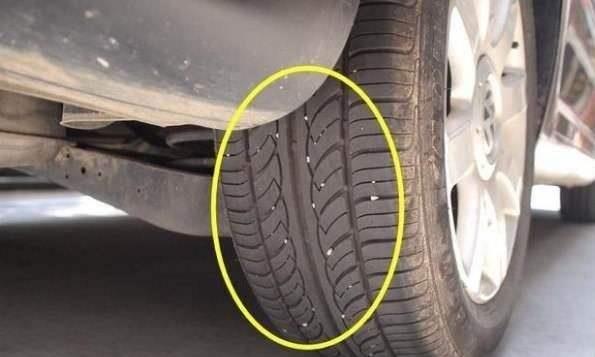 轮胎卡石子别再用钥匙抠了，老车主：使用这招，石子全跑光！