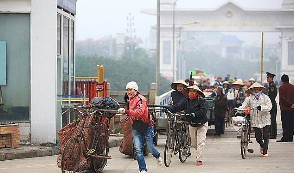 越南风情最浓厚的中国县城，清凉美女街头举牌，男游客的福地
