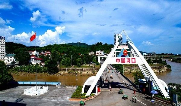 越南风情最浓厚的中国县城，清凉美女街头举牌，男游客的福地