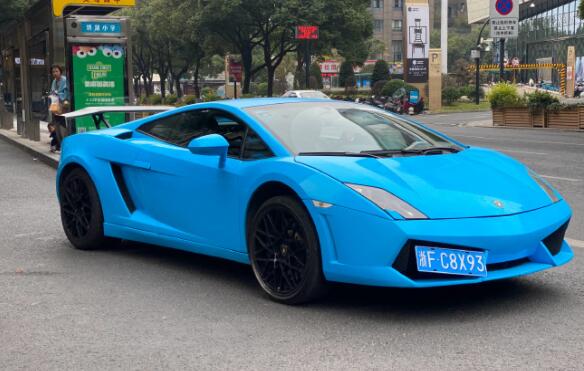 网友街头实拍二手兰博基尼小牛，全车贴亮蓝车膜，赚足了回头率！