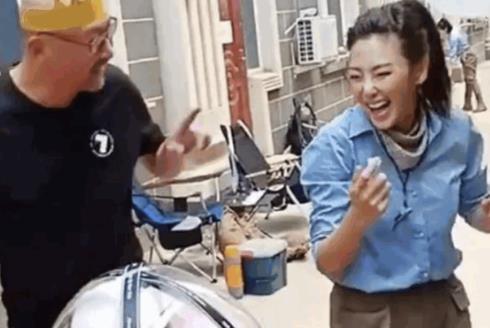 张雨绮片场庆生嗨翻,紧握密切蛋糕手亲已婚别墅,新导演张钱豪呢男友v片场内内客厅投影仪图片