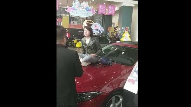 奔驰漏油事件致歉,派工作组赶赴西安,女车主哭诉维权得到解决?