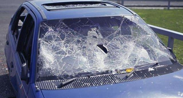 买了车损险，为何玻璃碎了却不赔？老车主：下次记得多说一个字