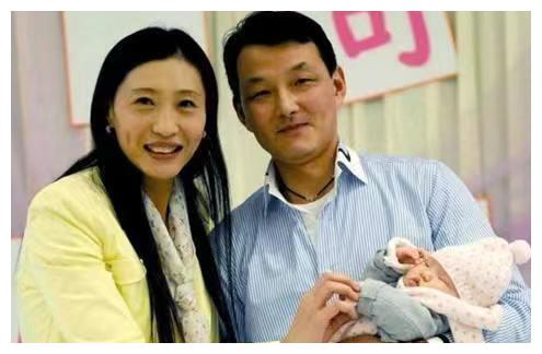 她是羽坛世界冠军！感情生活坎坷，二婚后和丈夫长期分居独养女儿