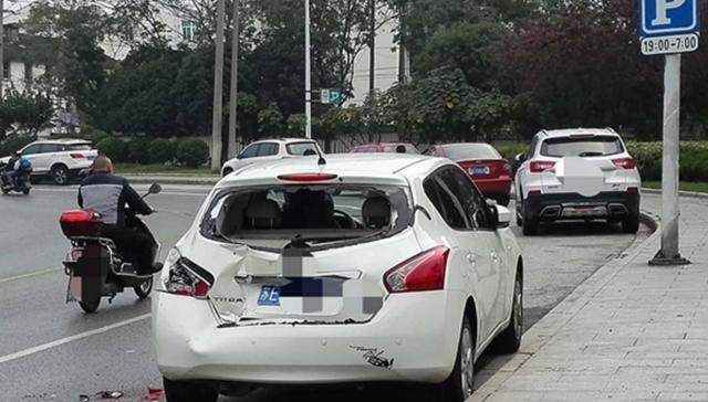 出险常识：汽车被撞后，先报保险还是先报警？别把顺序搞错了