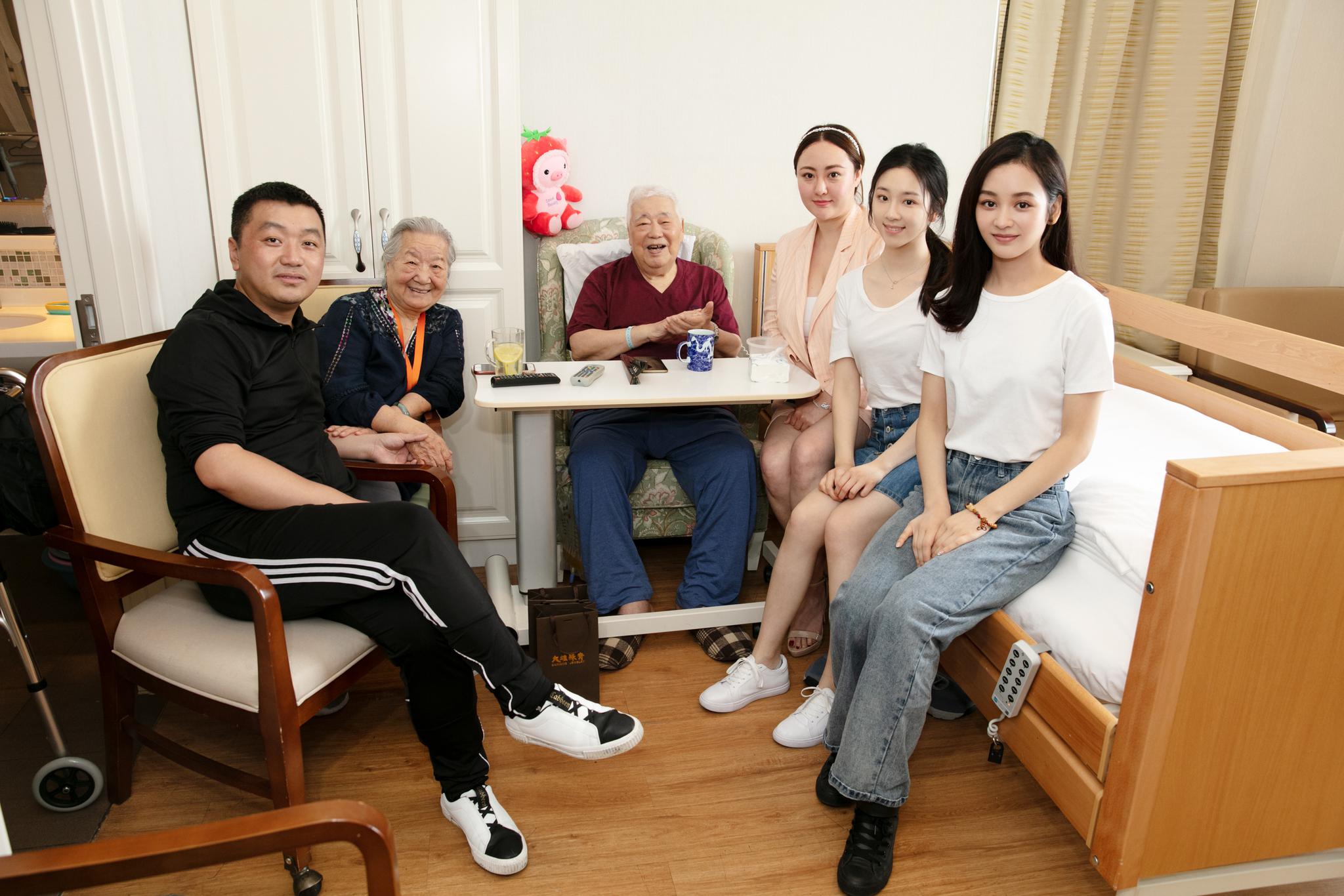演工委组织青年演员慰问老艺术家