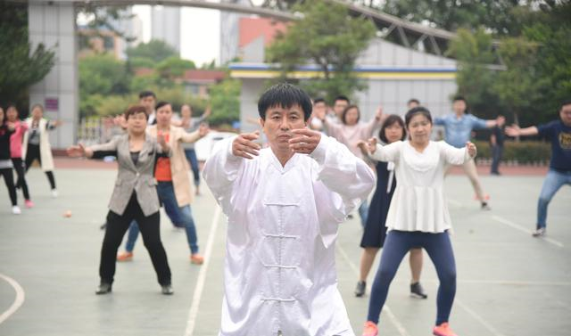 八段锦,拉筋动作,拉筋方法,拉筋疗法,中医运动养生,健身气功