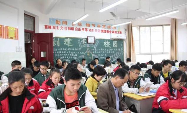 洛阳市第三中学领导和高三年级教师到开封市第二十五中学观摩交流