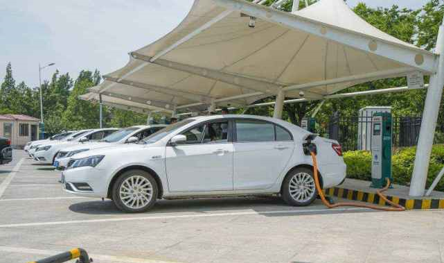 第一批新能源汽车将“下岗”，车主无奈：吃大亏了