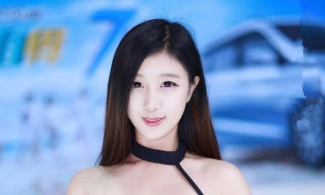 纳智捷大七的车展，车模低胸连衣裙，身材前凸后翘