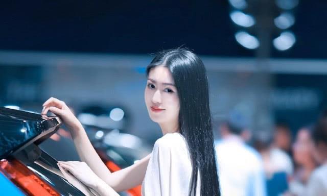 探岳车模穿白长裙，前凸后翘，像从漫画当中走出来的