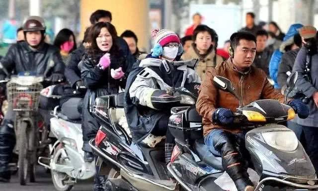 电动车“新规”实行后，老人被罚200，后座不得载人，当摆设吗？