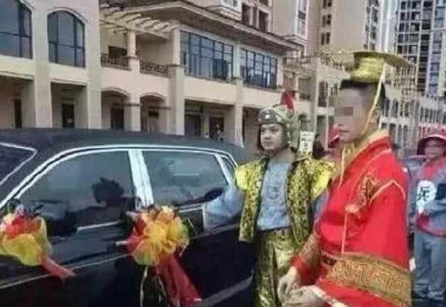 土豪婚礼现金堆成山，清一色兰博基尼婚车上路，没人敢超车