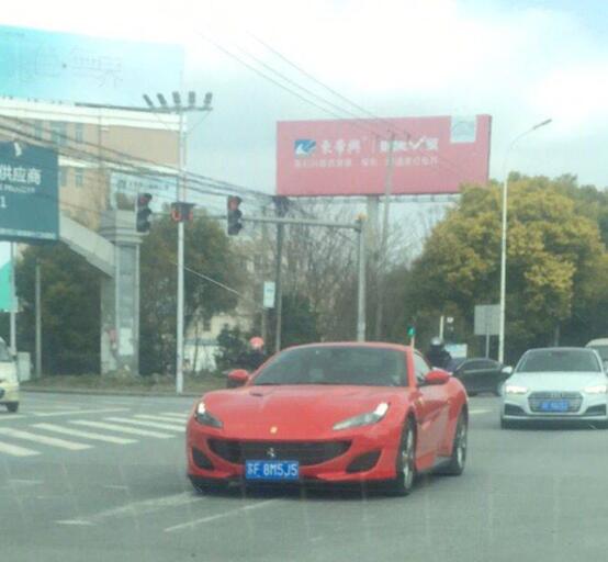 南通家纺城市场实拍法拉利Portfolio跑车，超跑范儿十足！