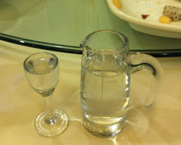 酒桌上分酒器有什么用,直接用瓶子倒不行吗?酒鬼的答案很新奇