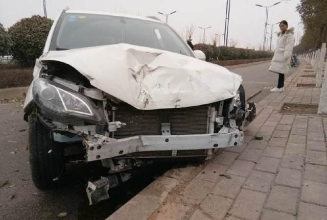 车主12万的新车做保养，被员工撞报废，商家：你得给我钱