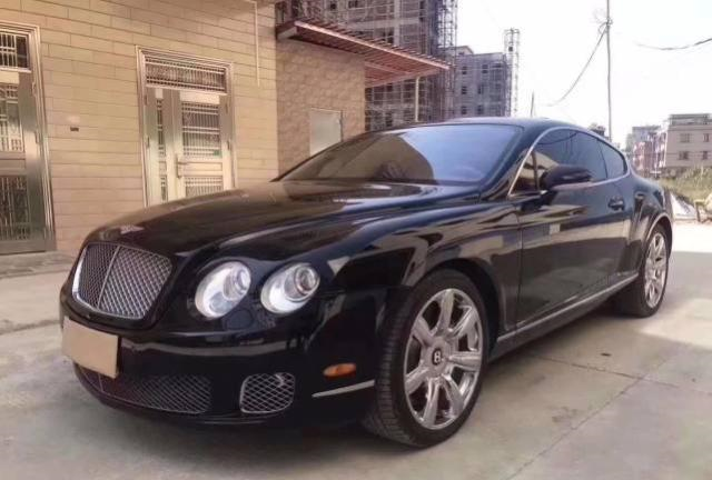 800万宾利撞上路杆，车损六位数，保险公司老总急哭