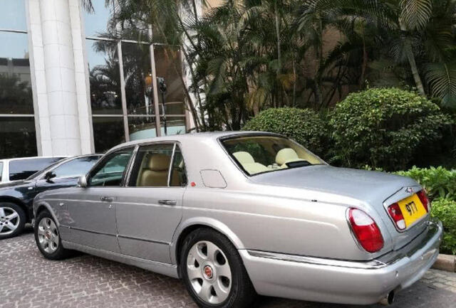 香港小区里的红标宾利,18年前的豪车,车子30万,车牌却价值50万