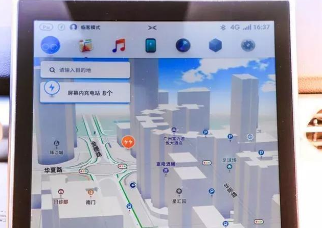 车辆的车载地图不仅可以实现3d效果,还能显示出附近的充电桩位置,用