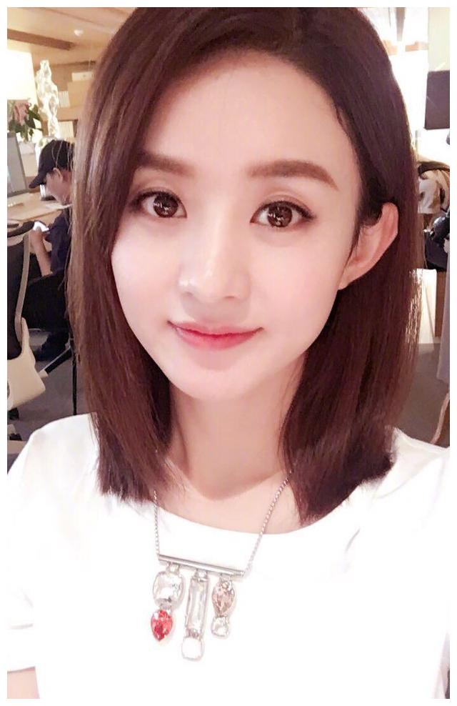 可能是赵丽颖的脸型特别适合这款发型,因此她的齐肩短发也配了一款齐
