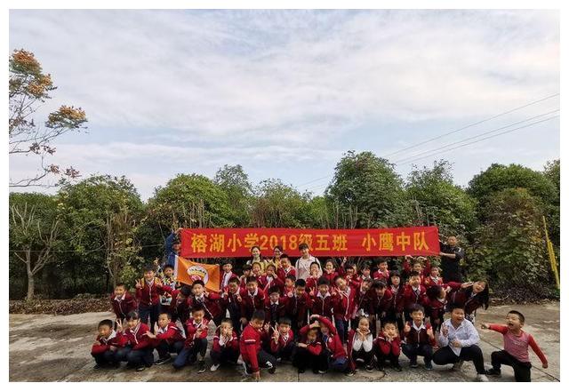 桂林市榕湖小学2018级5班小鹰学飞系列之为小鸟筑巢