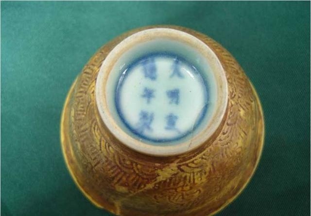 盛世皇廷拍卖-宣德时期的蓝釉白釉雪花蓝釉黄釉孔雀蓝釉详解