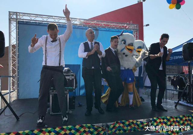 赛前西班牙人更衣室武磊衣柜排第1个，2号塞梅多衣柜是空的