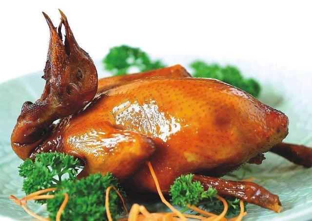 杨超越助中国男篮上上签,介绍八座城市旅游看