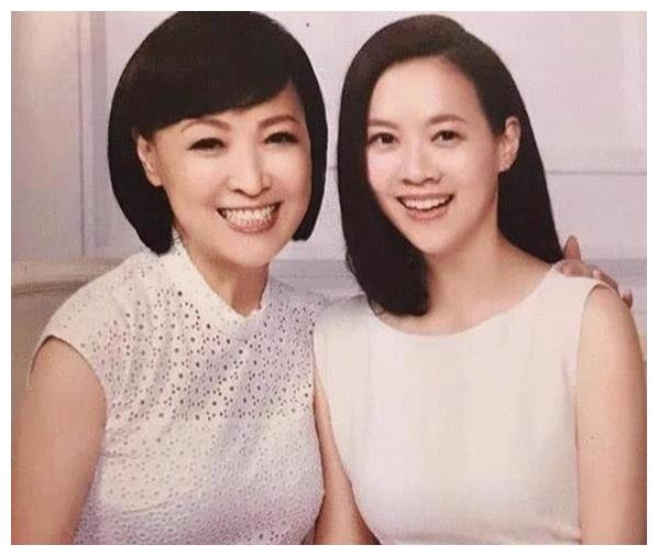 45岁曾宝仪至今无人敢娶?前男友告诉真相，网友:终于明白