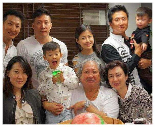 她身价过亿，爸爸是洪金宝却无人敢娶，看到长相后，网友：打扰了