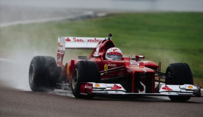 法拉利赛车：很难不喜欢，赛车的外形让人折服，充满格调