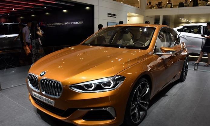 亲民新车宝马，它比奔驰更酷，全景玻璃车顶是必备之物