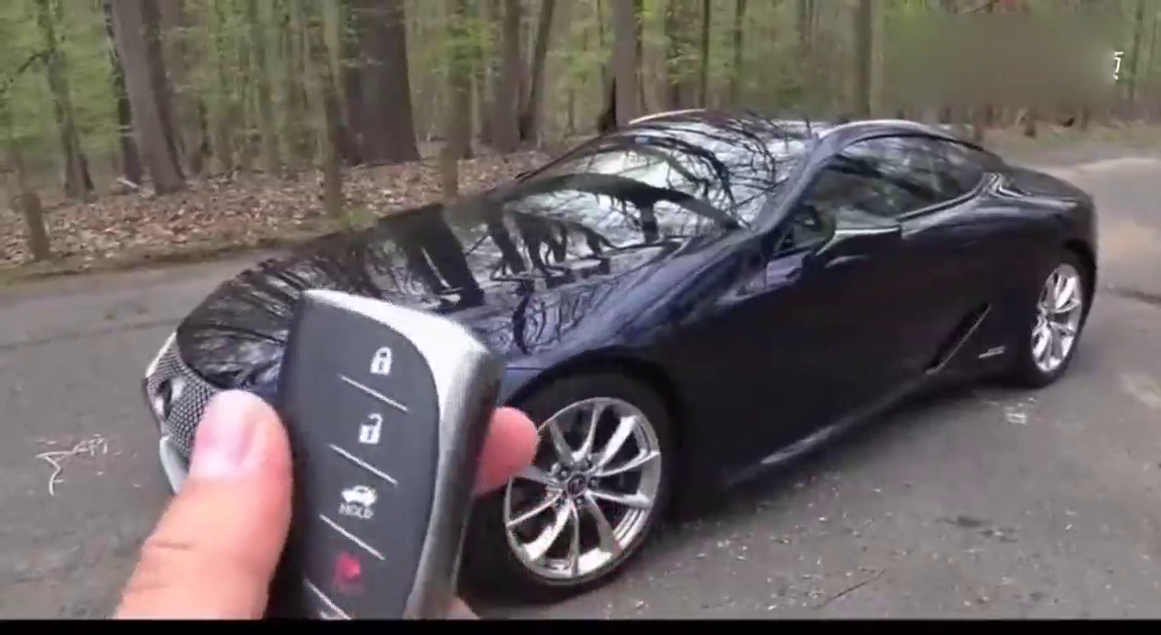 2018款混动版雷克萨斯LC500跑车，拿起钥匙那一刻让人热血沸腾！