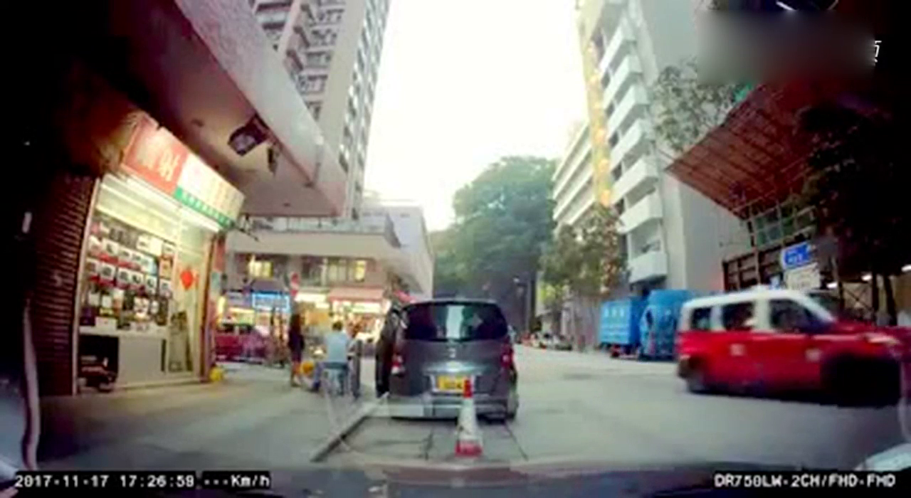 出租车突然转弯 摩托刹车不及惨撞车