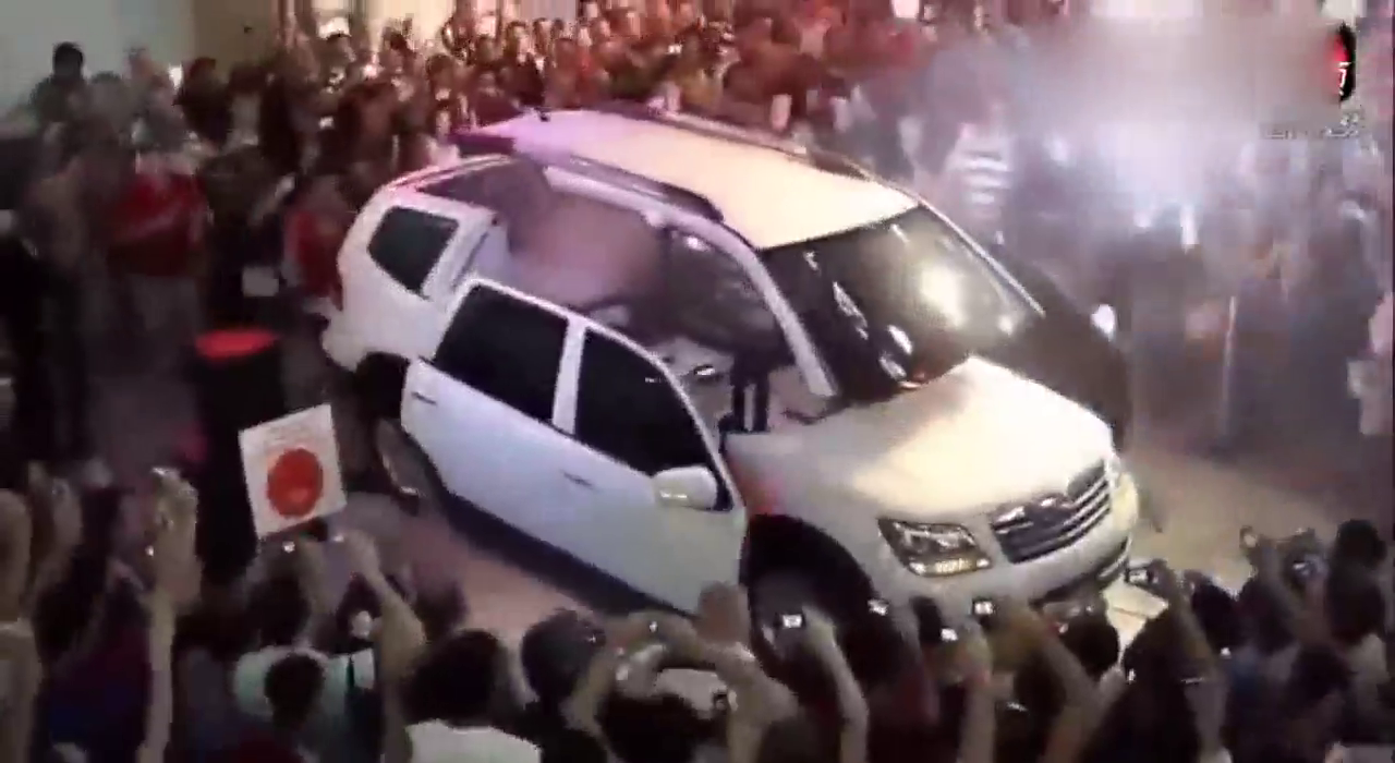 比亚迪这次逆天！车展会上汽车突然变形！