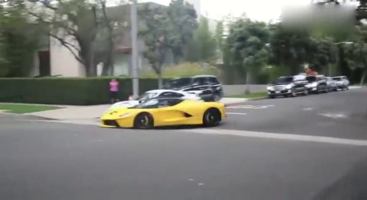 上一秒还是千万跑车，下一秒司机的心都碎了！