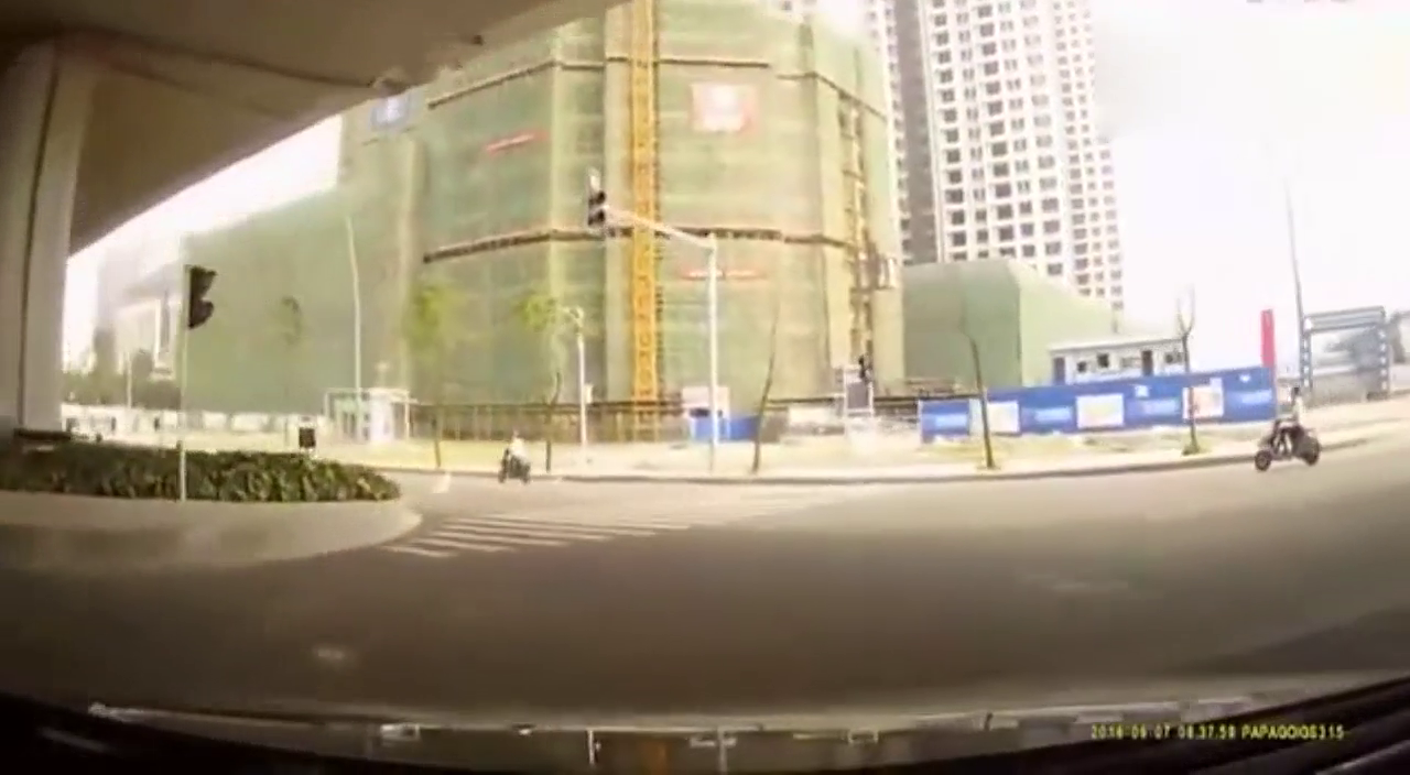 轿车正常行驶却撞飞逆行电动车，看这情况司机当时就哭了！