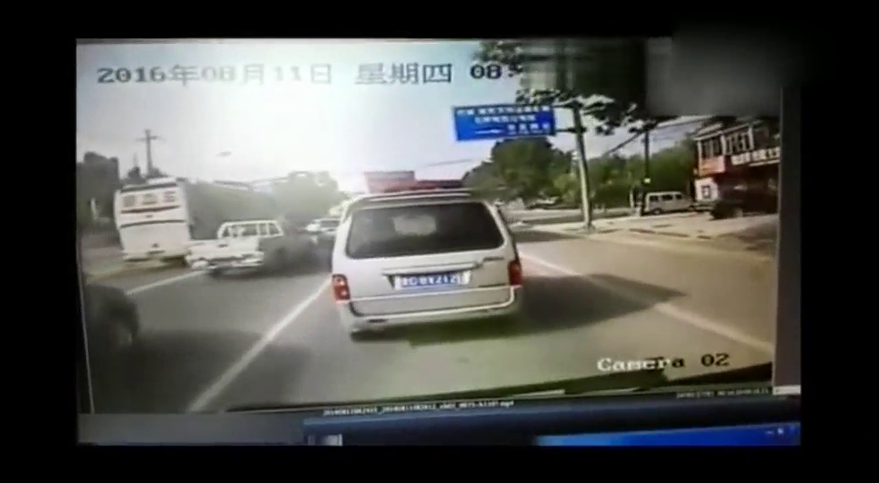 货车连撞公交，客车，摩托，这货车速度为何这么快？
