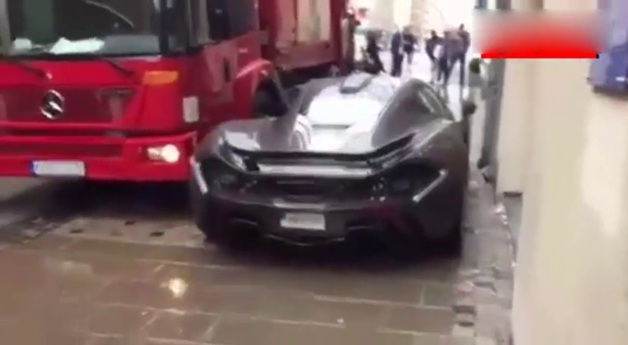 身经百战的卡车老司机遇到这样的会车 都屏住呼吸祈祷 -