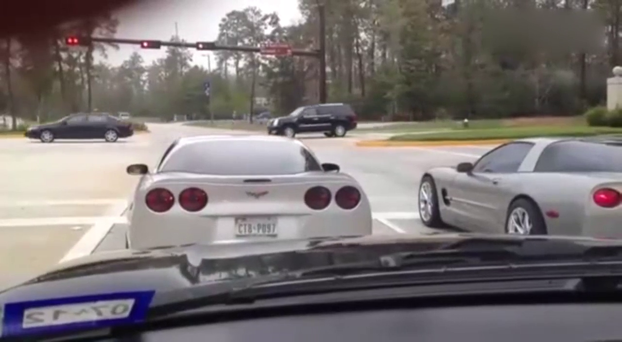 两辆跑车比谁起步快 看到结局我就放心了！