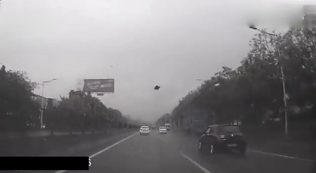 如此猖狂，1分钟变道8次，最后终于栽到卡车手里！