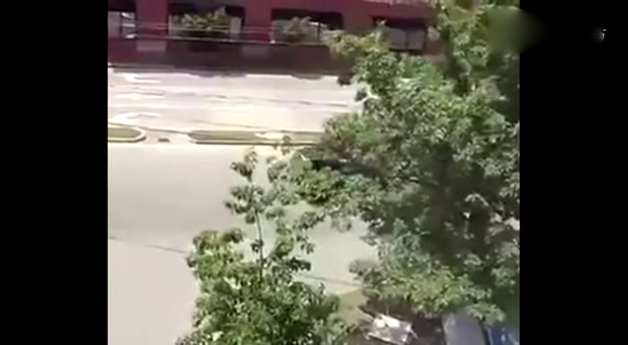 绝对老司机 实拍超长卡车过十字路口