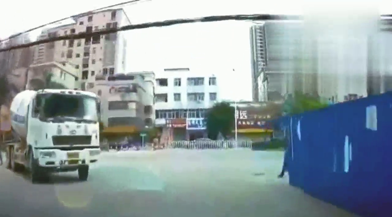 电动车路口突然冲出，小车刹车不及，这下悲剧了